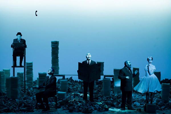 Сцена от "Носорози" на Йожен Йонеско, спектакъл на Робърт Уилсън, 2014